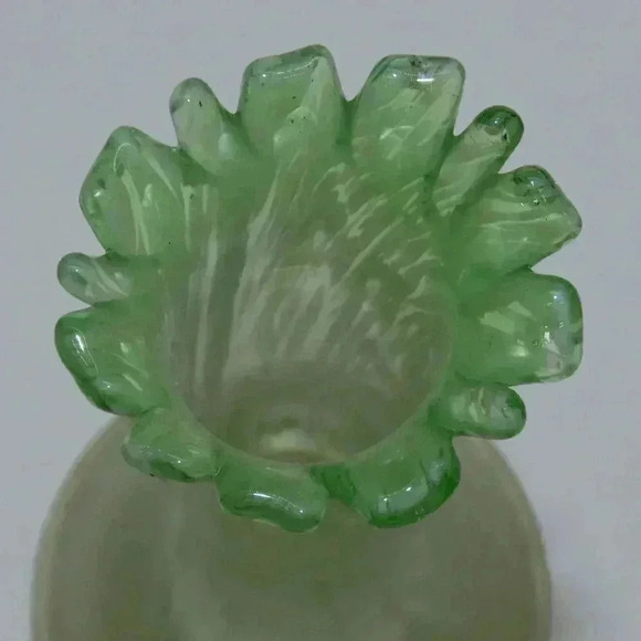 Vintage Swirled Stretch Pulled Green Glass Vase - Picture 3 of 6